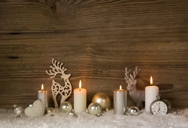 Quatro velas de prata e branco em chamas no velho escuro de madeira — Fotografia de Stock