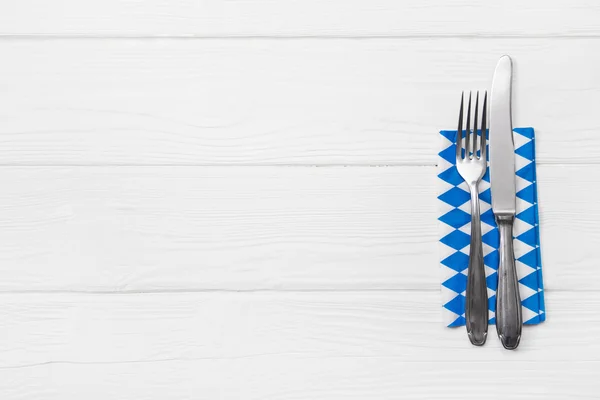 Fundo branco de madeira para um cartão de menu com talheres em azul whi — Fotografia de Stock