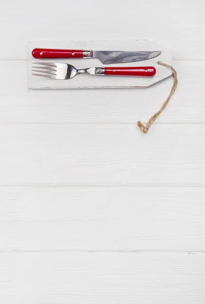 Wooden white background for a menu card with cutlery in red whit — Stock Photo, Image