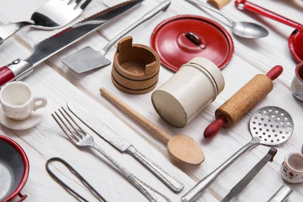 Viejas miniaturas de madera y hojalata de la cocina de muñecas blancas rojas. Vintage — Foto de Stock