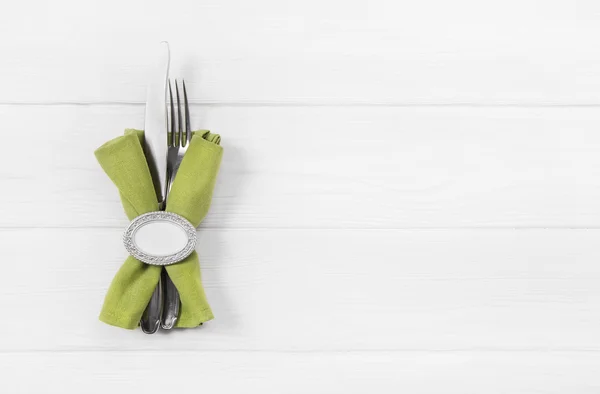 Fondo blanco de madera para una tarjeta de menú con cubiertos en gr de manzana —  Fotos de Stock