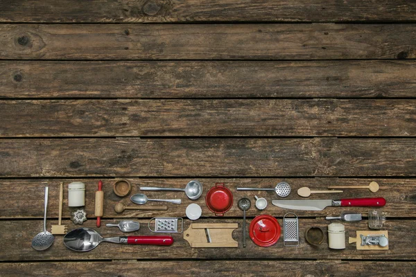 Fundo de madeira velha com decoração de utensílios de cozinha antiga em vermelho, si — Fotografia de Stock