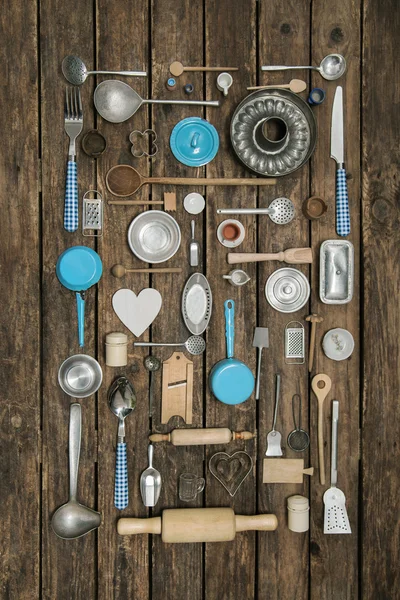 Vintage decoration of ancient kitchen equipment with cutlery and — Stock Photo, Image