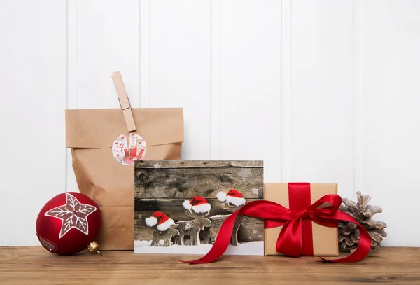Presentes de Natal artesanais embrulhados em papel com fita vermelha e Fotos De Bancos De Imagens Sem Royalties