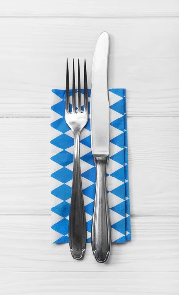 Fond blanc en bois pour une carte de menu avec couverts en blanc bleu Images De Stock Libres De Droits