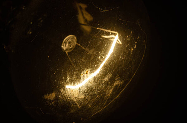 фотография лампы накаливания на черном фоне