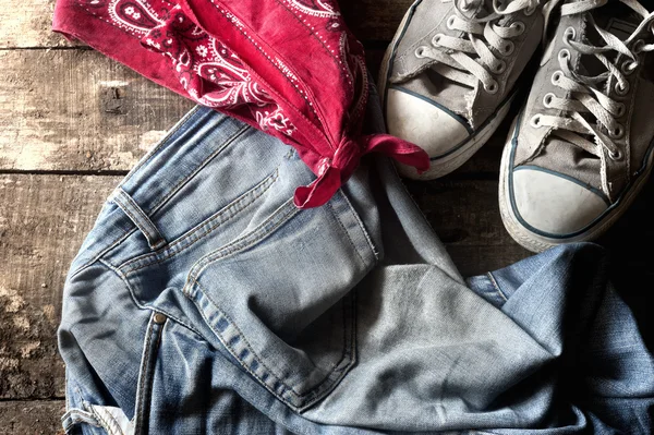 Smutsiga gamla jeans. sneakers och snusnäsduk — Stockfoto