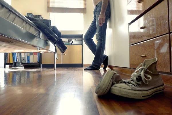 Uomo con jeans nella sua camera da letto — Foto Stock