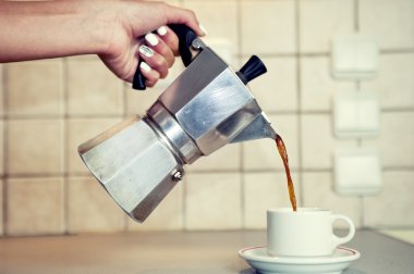 el dökerek espresso kahve bir fincan kadar yakın