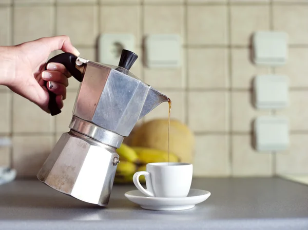 Ruční zblízka nalévání kávy espresso v šálku — Stock fotografie