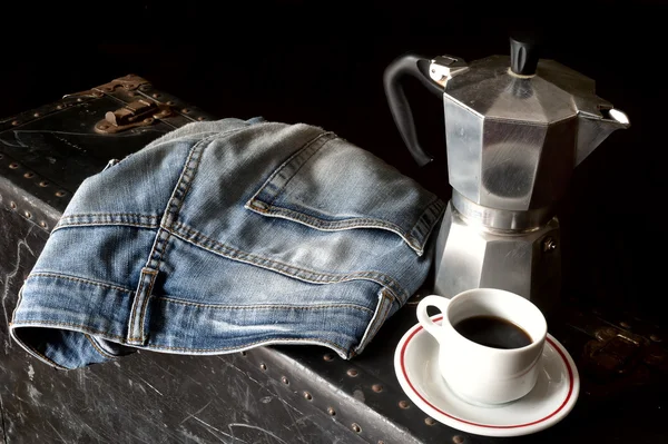 Espressokaffe, espresso maker och smutsiga jeans — Stockfoto