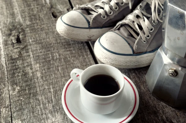 Caffè espresso, macchina per caffè espresso e sneakers sporche — Foto Stock