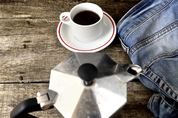 Espresso káva, espresso maker a špinavé džíny — Stock fotografie