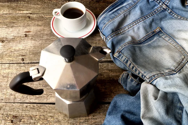 Espressokoffie, espresso maker en vuile jeans — Stockfoto