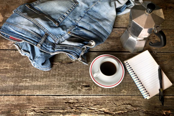 Espresso coffee, espresso maker, notepad and dirty jeans — Stock Photo, Image