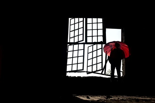 Uomo con ombrello rosso — Foto Stock