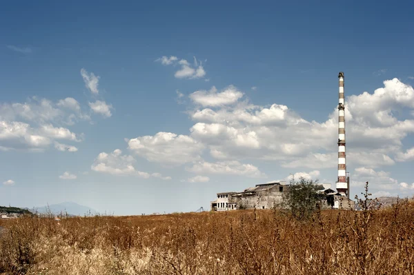 Fábrica abandonada no cenário dramático — Stok fotoğraf