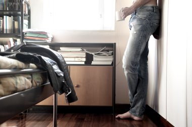 Yatak odasının penceresinden görünen adam