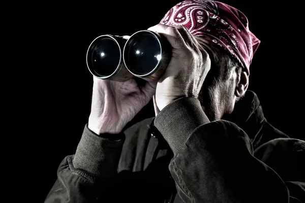 Man looking through binoculars — Stock Photo, Image