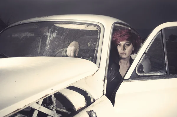 Woman inside an old car — Stockfoto