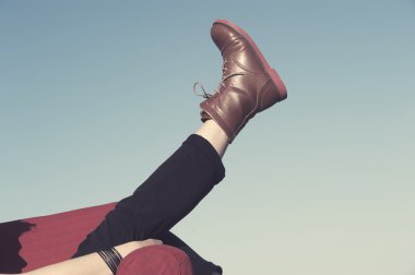 Kadının bacaklarını kapat