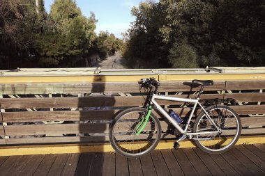 köprü üzerinde bisiklet