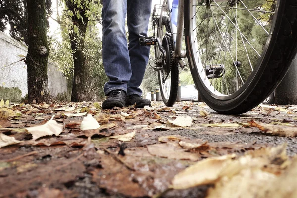 Man and his bicycle — Stock Photo, Image