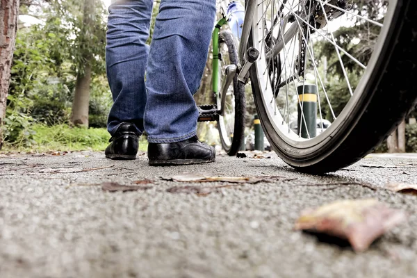 Man and his bicycle — Stock Photo, Image