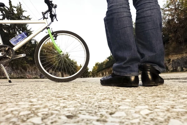 Человек и его велосипед — стоковое фото