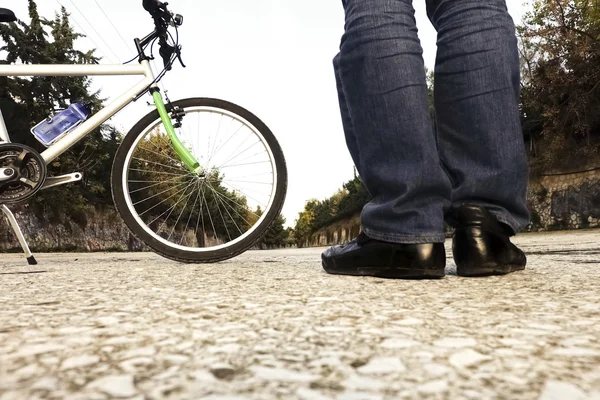 Man and his bicycle — Stock Photo, Image