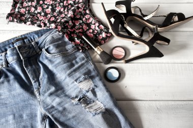 Bayan giyim, yüksek topuklu ayakkabılar ve aksesuarlar katta