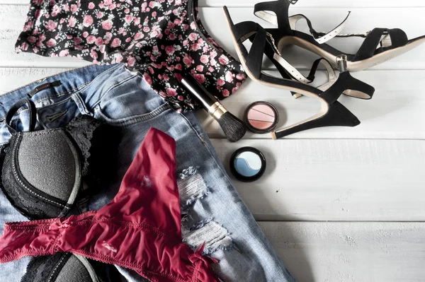 Vrouwelijke lingerie, kleding, hoge hakken en accessoires op verdieping — Stockfoto