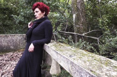 Şık ve tek başına genç kadın