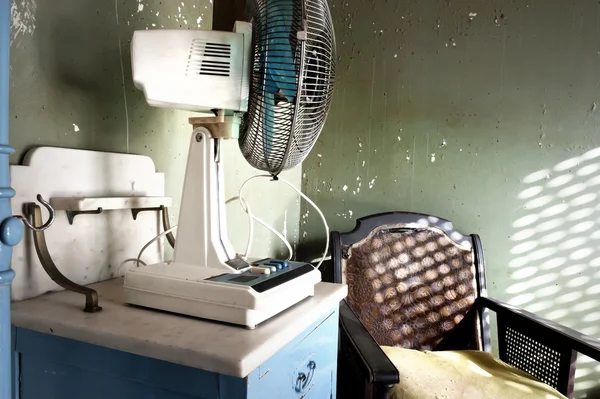 Elektrický ventilátor a křeslo — Stock fotografie