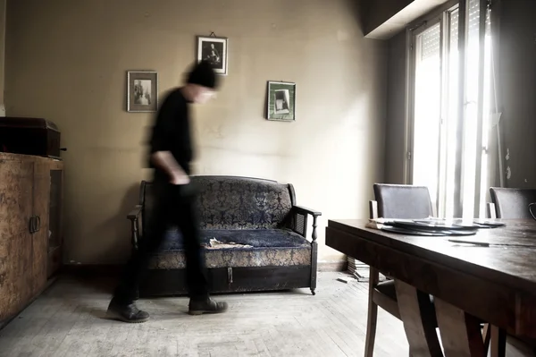 Man lopen in een kamer — Stockfoto