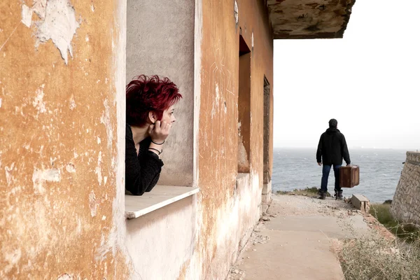 Mujer mirando por la ventana — Foto de Stock