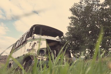 Terk edilmiş eski otobüs