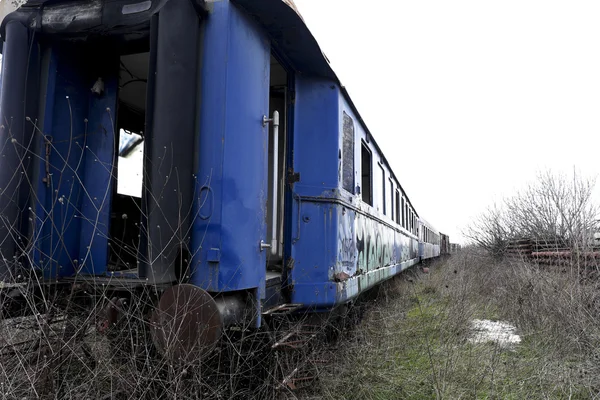 Eski ve terk edilmiş yolcu treni — Stok fotoğraf