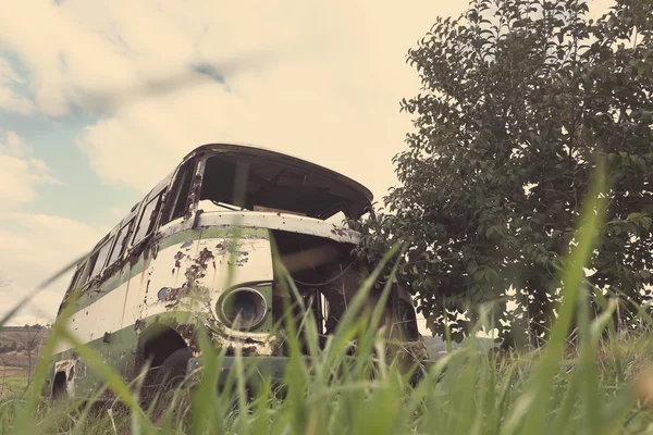 Ônibus abandonado — Fotografia de Stock