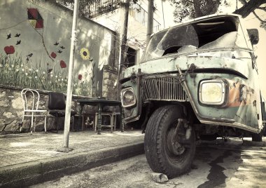 Eski üç tekerlekli kamyonet