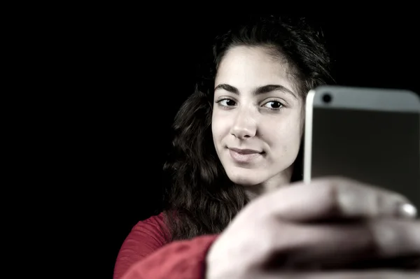 Jeune femme tenant un smartphone — Photo