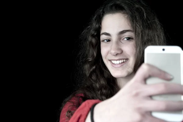 Jeune femme tenant un smartphone — Photo