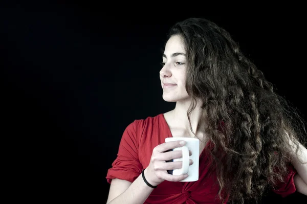 Jovem mulher segurando uma xícara de café — Fotografia de Stock