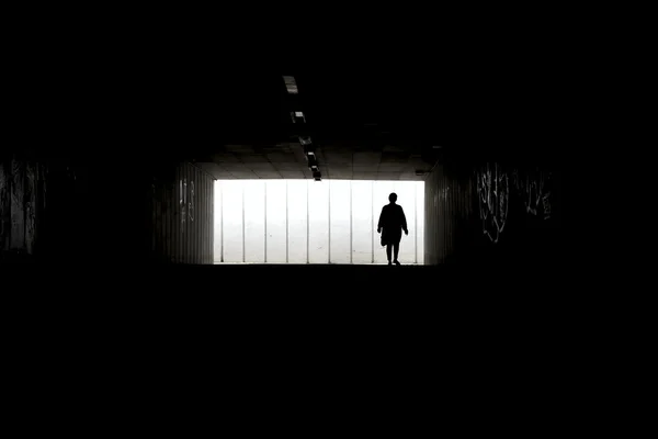 Silhouette di una donna che cammina da sola — Foto Stock