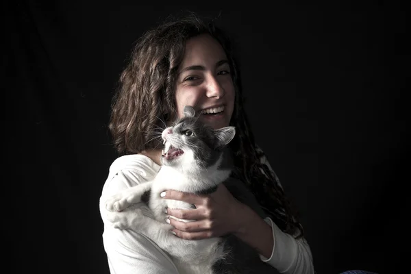 Giovane femmina con gatto — Foto Stock