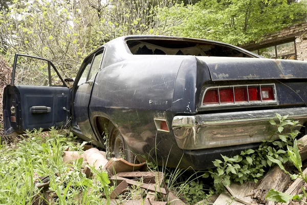 Old rusted and abandoned car — Stock Photo, Image