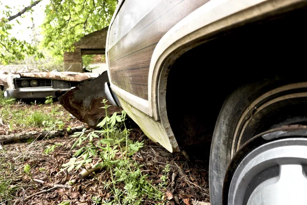 Coches viejos oxidados y abandonados —  Fotos de Stock