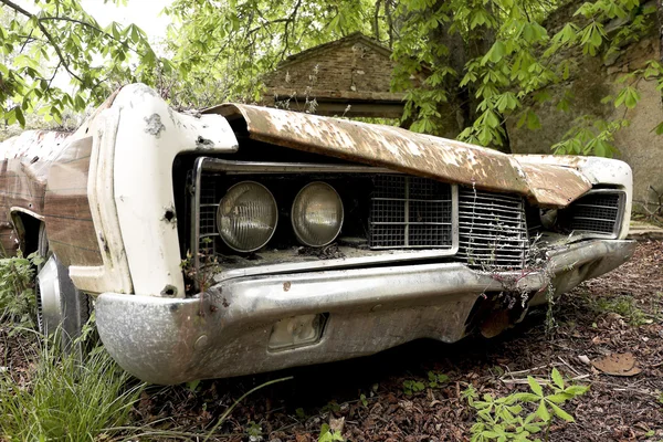 Vecchia auto arrugginita e abbandonata — Foto Stock