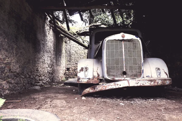 Abandonar velho caminhão em uma fazenda — Fotografia de Stock