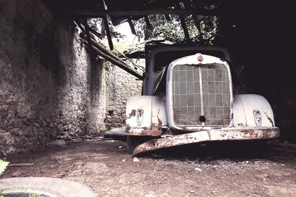 Abandond vecchio camion in una fattoria Foto Stock Royalty Free